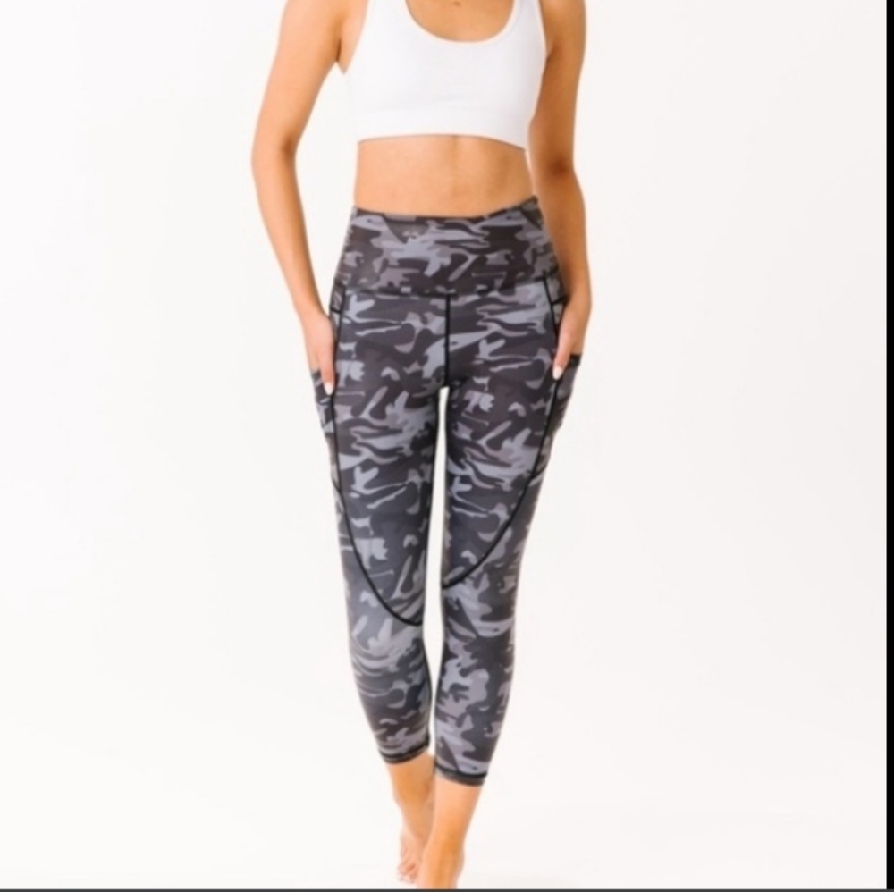 Zyia Black Camo Metallic Light n' Tight Capri Size XS